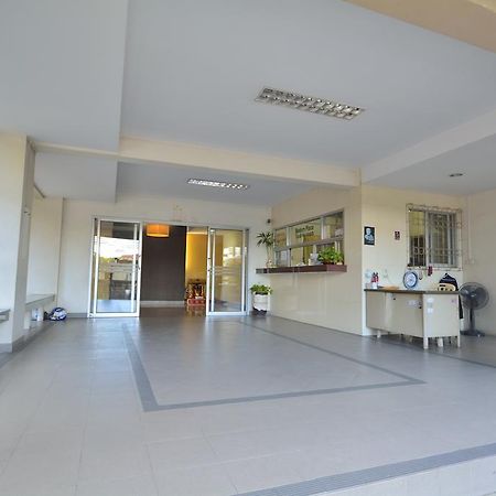 Modern Place Apartment Bangkok Exterior foto